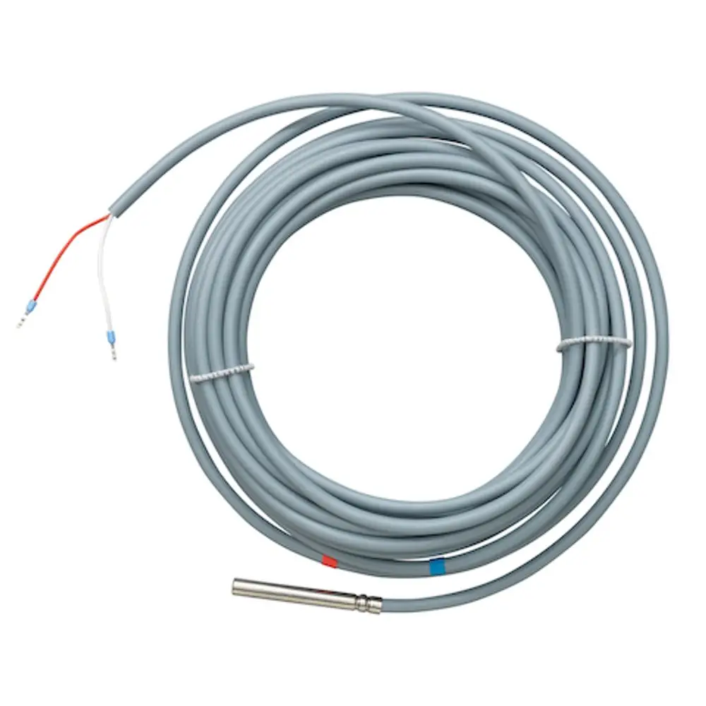 Silberner Wärmesensor mit grauem Kabel und zwei farbigen Anschlussleitungen, hergestellt von Roth, zur Messung der Temperatur in Wärmepumpensystemen.